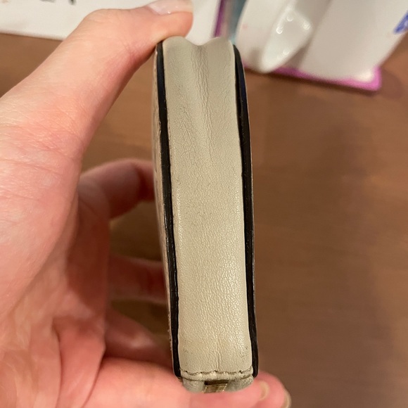 Gucci White Heart-Shaped Leather Coin Purse - Picture 6 of 8